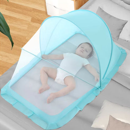 Bébé endormi protégé par moustiquaire lit bébé