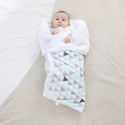 Bébé enroulé dans couverture polaire