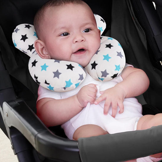 Bébé et coussin bebe ergonomique étoiles