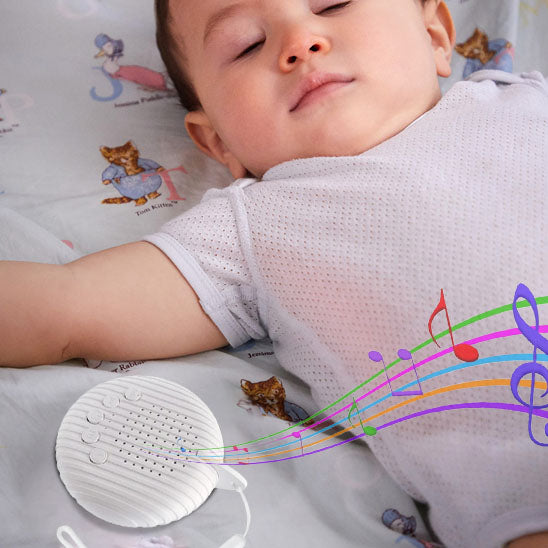 Bébé faisant la sieste au son de sa veilleuse bruit blanc.