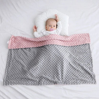 Bébé fait la sieste avec sa douce couverture bebe.
