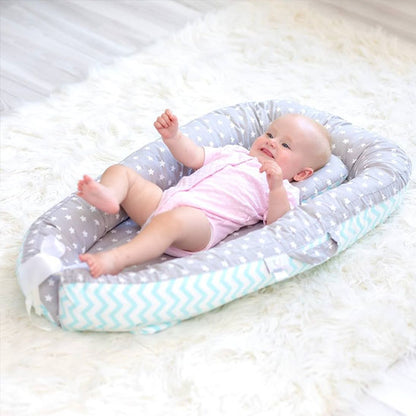 Bébé heureux allongé dans un nid d'ange