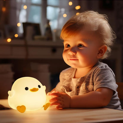 Bébé heureux assis devant veilleuse bébé