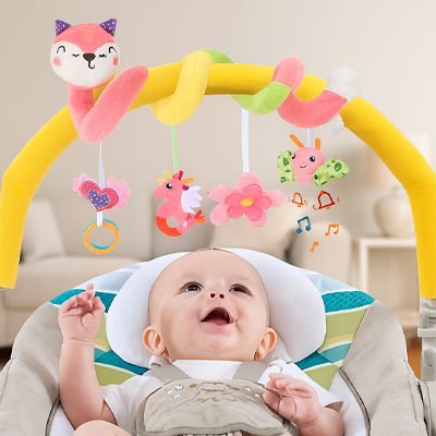 Bébé heureux de jouer avec sa spirale d'activité bébé rose.