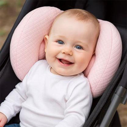Bébé heureux en promenade avec son cale tete bebe rose.