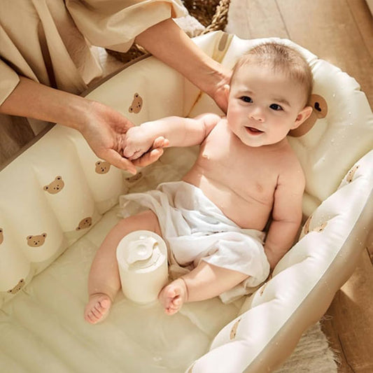 Bébé heureux qui prend son bain dans baignoire bébé gonflable
