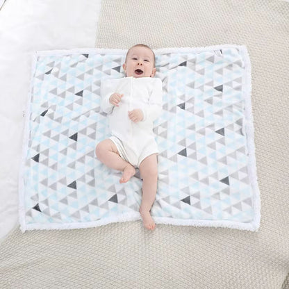 Bébé heureux sur couverture polaire confortable