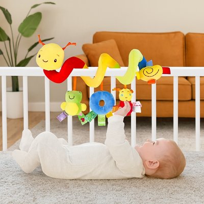 Bébé jouant avec sa Spirale d'activité bébé chenille sensorielle.