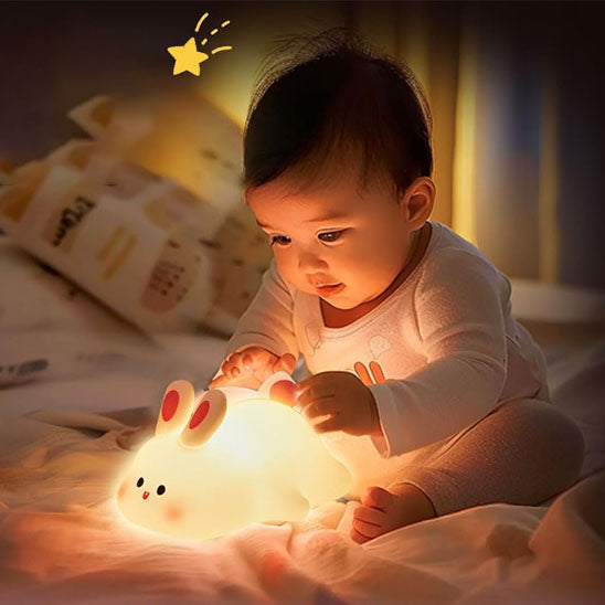 Bébé jouant avec veilleuse lapin sécuritaire