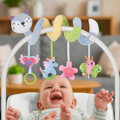 Bébé joue avec sa spirale d'activité bébé jouet sensoriel.