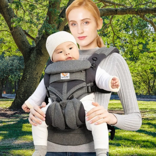 Bébé maman en balade au parc avec porte bébé gris