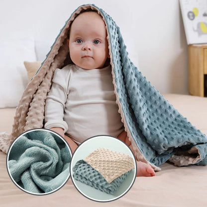 Bébé mignon avec couverture bebe sur sa tête