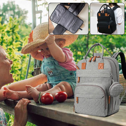 Bébé portant chapeau paille assis sur table avec sac à dos à langer
