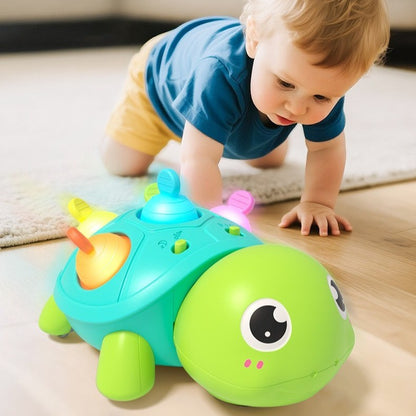 Bébé rampant derrière son jouet bebe tortue lumineuse.