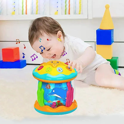 Bébé rigole en découvrant veilleuse musicale bébé