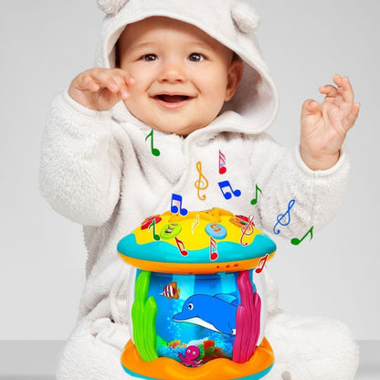 Bébé s'amusant avec veilleuse musicale bébé