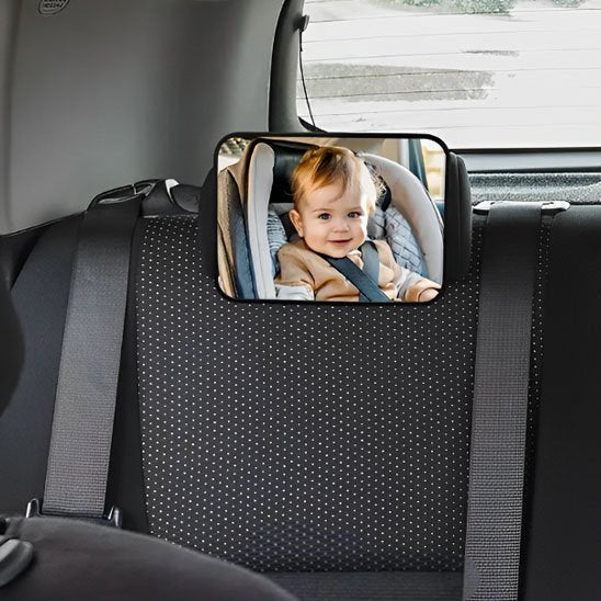 Bébé se regarde dans son miroir voiture bébé noir.