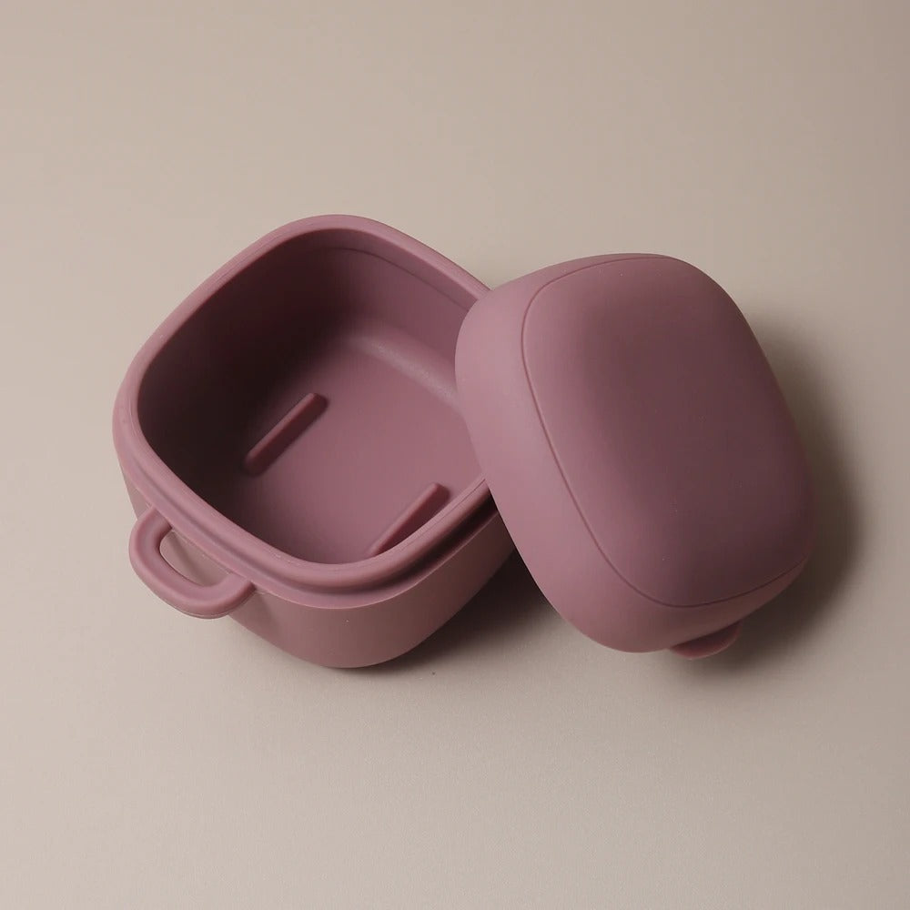 Boite a tetine carrée en silicone alimentaire violet.