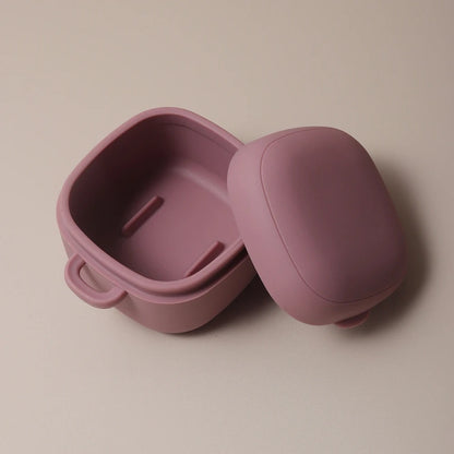 Boite a tetine carrée en silicone alimentaire violet.