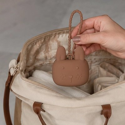 Boite a tetine​ hygiénique marron accrochable au sac à langer.