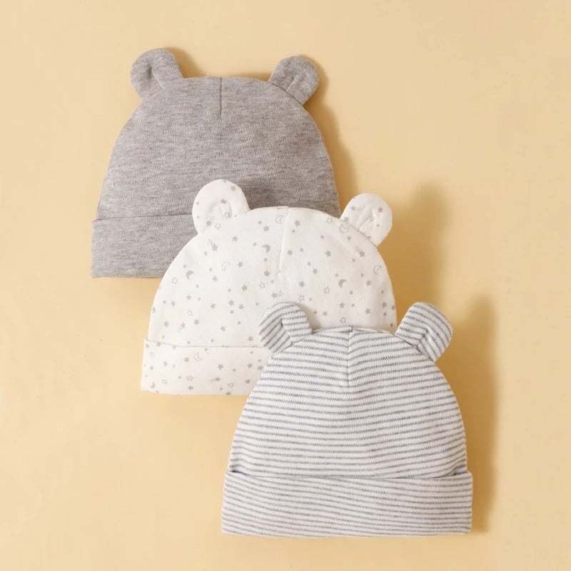 Bonnet bebe en coton gris pour nouveau-né offert en paquet de trois.