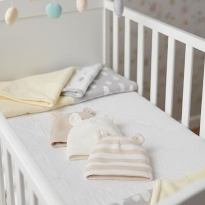 Bonnet bebe offert en paquet de trois couleurs neutres. 
