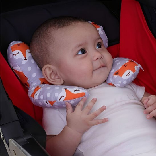 Bébé dans sa poussette avec cale tete bebe renard