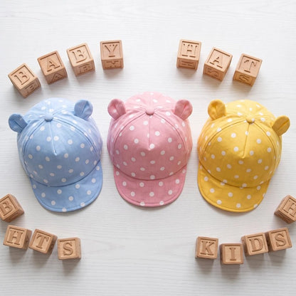 Casquette pour bebe à pois et blocs en bois.