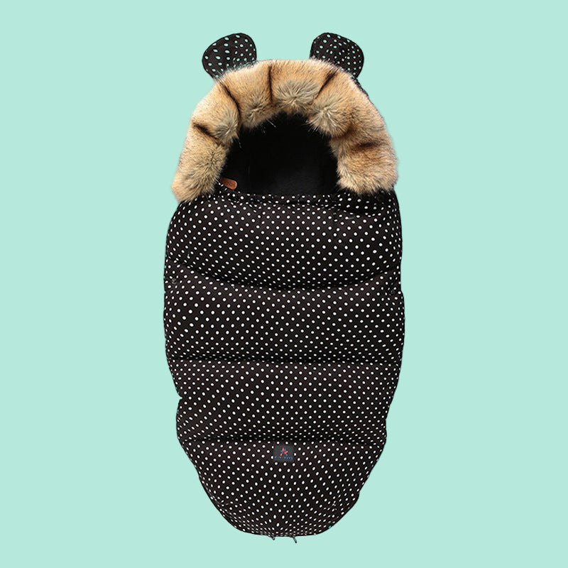 Chancelière bébé noire à pois.