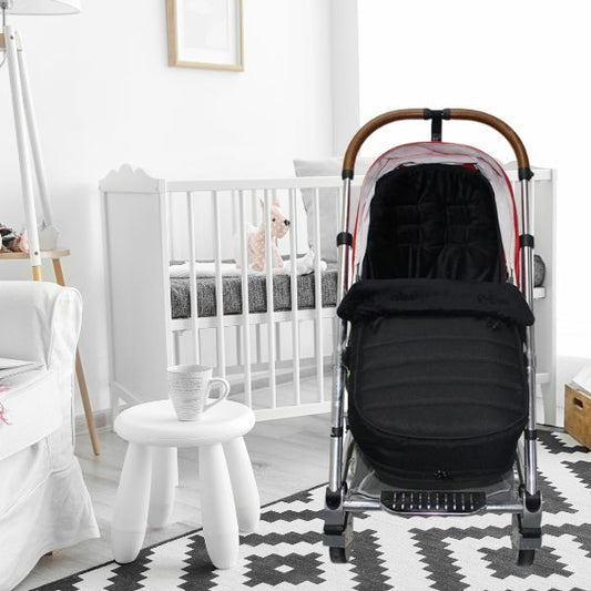 Chanceliere et poussette dans une chambre bébé