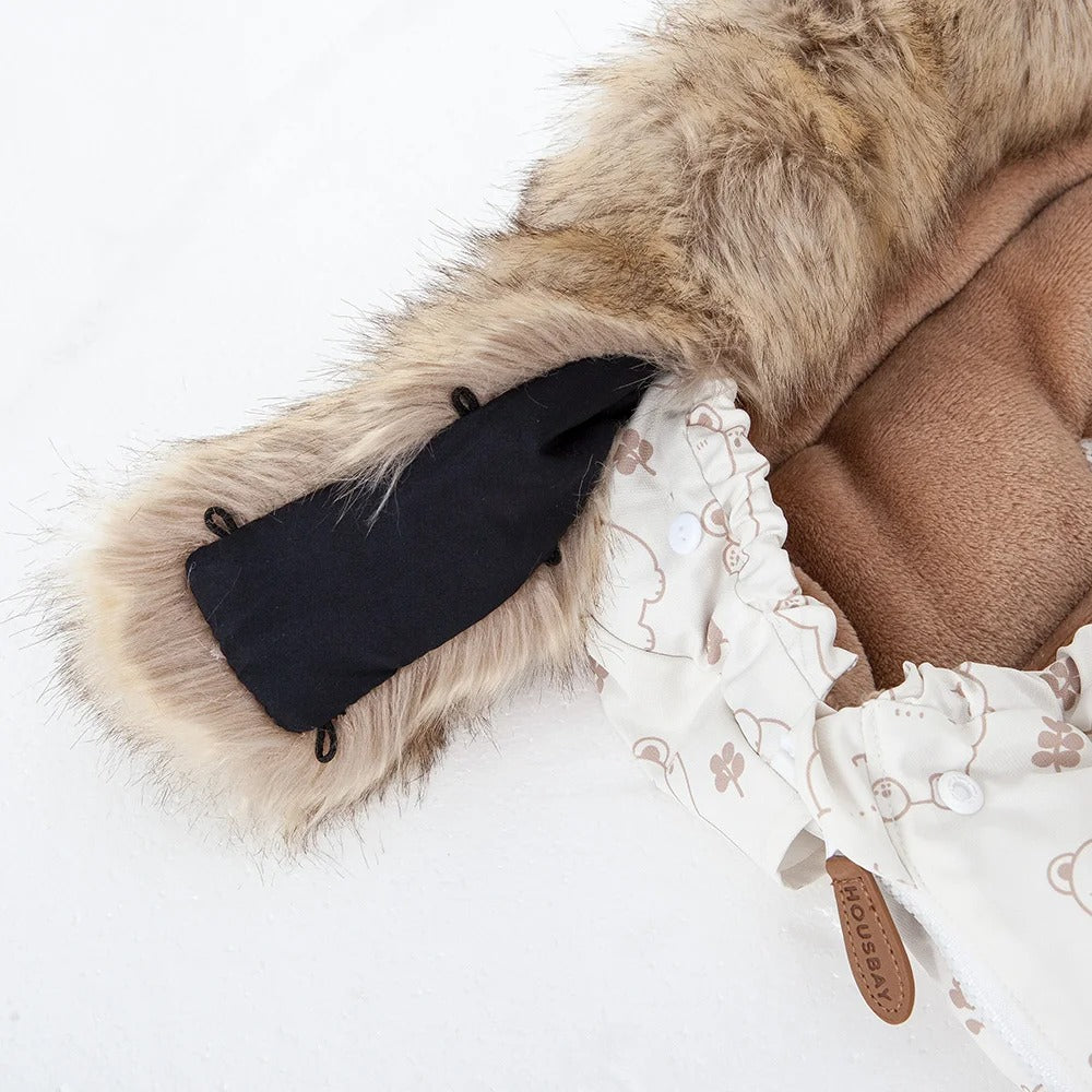 Chancelière poussette avec col en fourrure détachable.