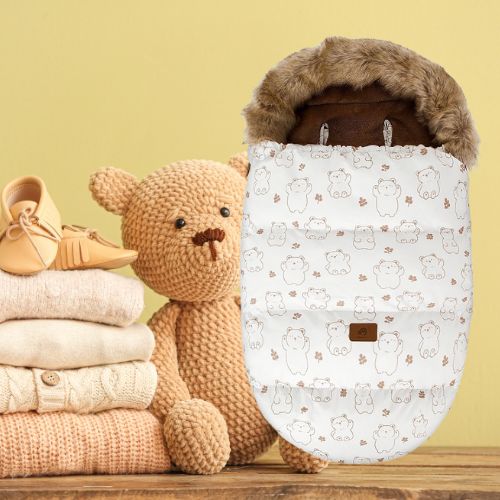 Vêtements et peluche avec chancelière poussette oursons.