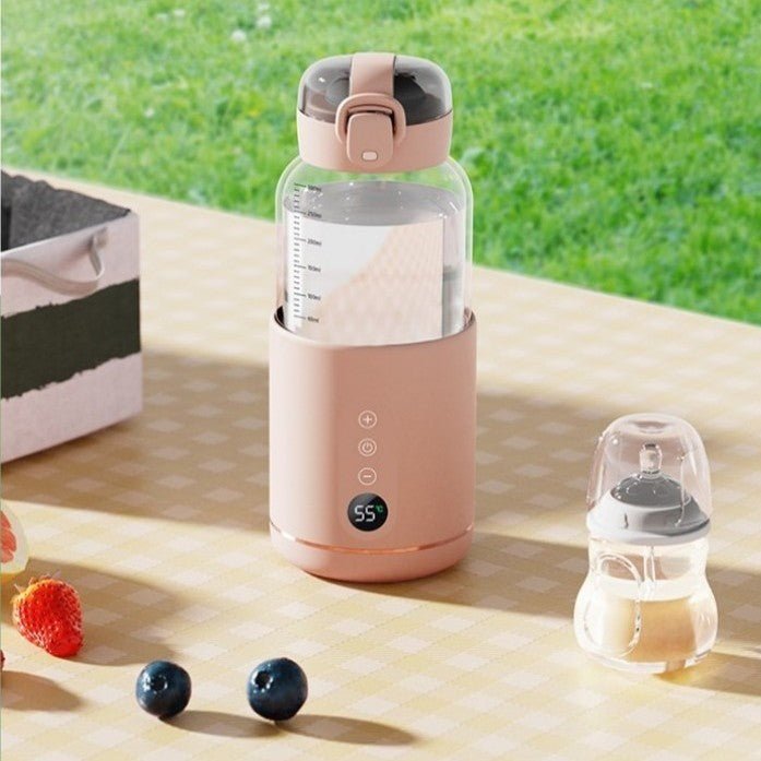 Chauffe biberon déposé sur une table de pique-nique