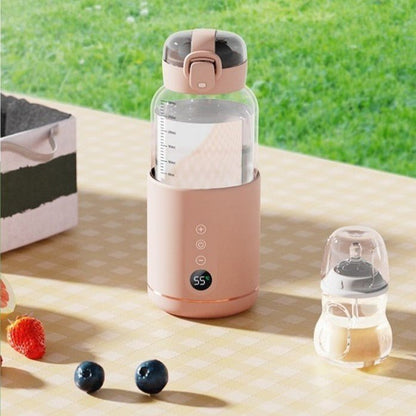 Chauffe biberon déposé sur une table de pique-nique