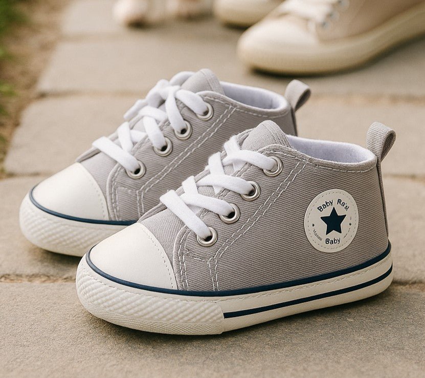 Chaussure bebe grise sur le trottoir