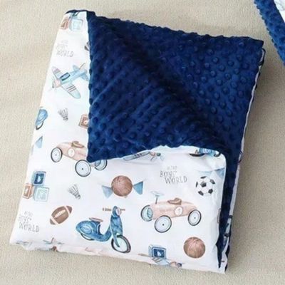 Couverture assortie au nid d'ange bleu marine.