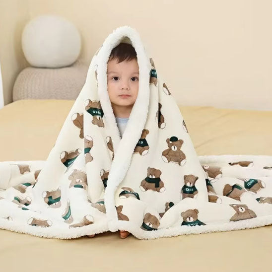 Couverture bébé aux motifs oursons en polaire.