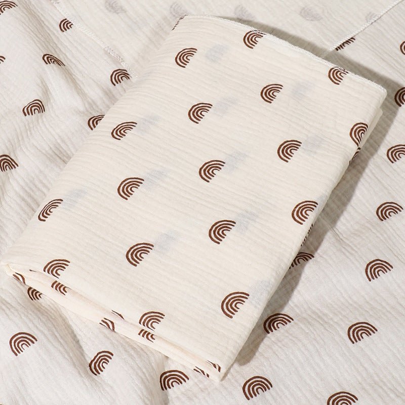 Couverture bébé en mousseline de coton avec arcs-en-ciel.