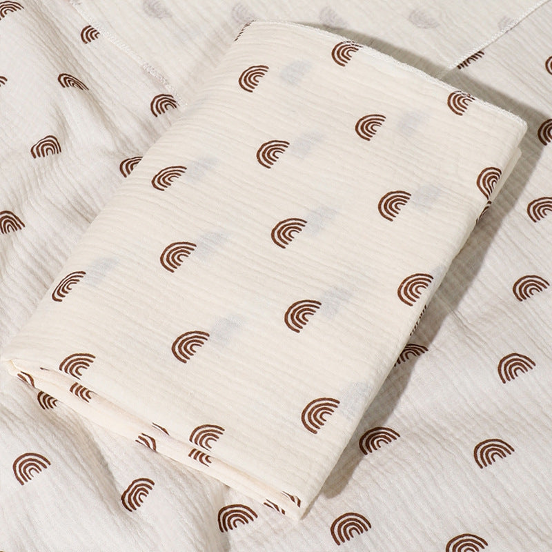 Couverture bébé en mousseline de coton avec arcs-en-ciel.