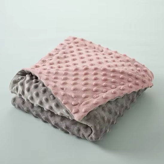 Couverture bebe en polaire texturée rose et grise.