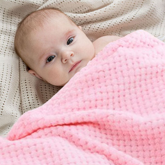 Couverture bebe rose gardant bébé au chaud.