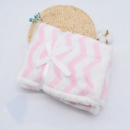 Couverture polaire blanche et rose.