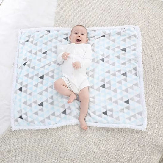 Couverture polaire en sherpa douce pour sorties hivernales avec bébé. 