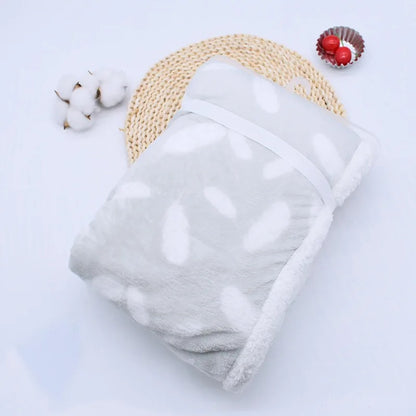 Couverture polaire en tissu corail gris avec un côté sherpa blanc.