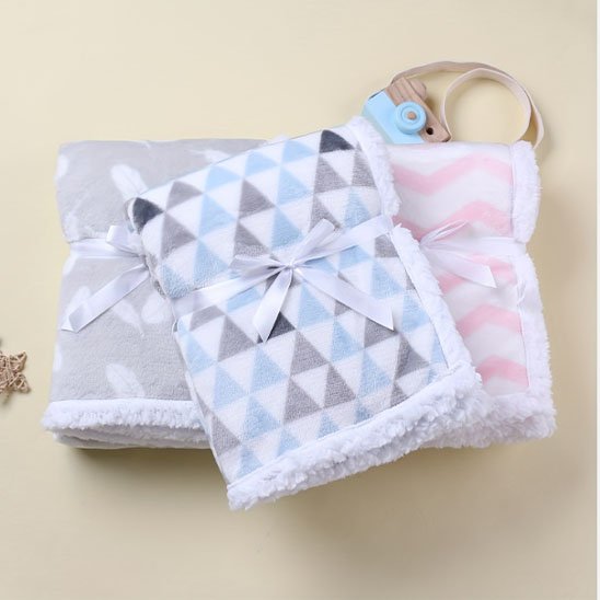 Couverture polaire haut de gamme à offrir en cadeau de naissance. 