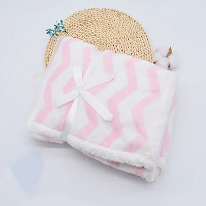 Couverture polaire pour fille avec motifs graphiques modernes rose.