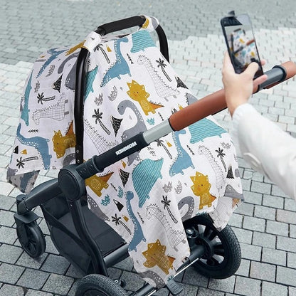 Couverture siege auto en mousseline sur une poussette bébé.