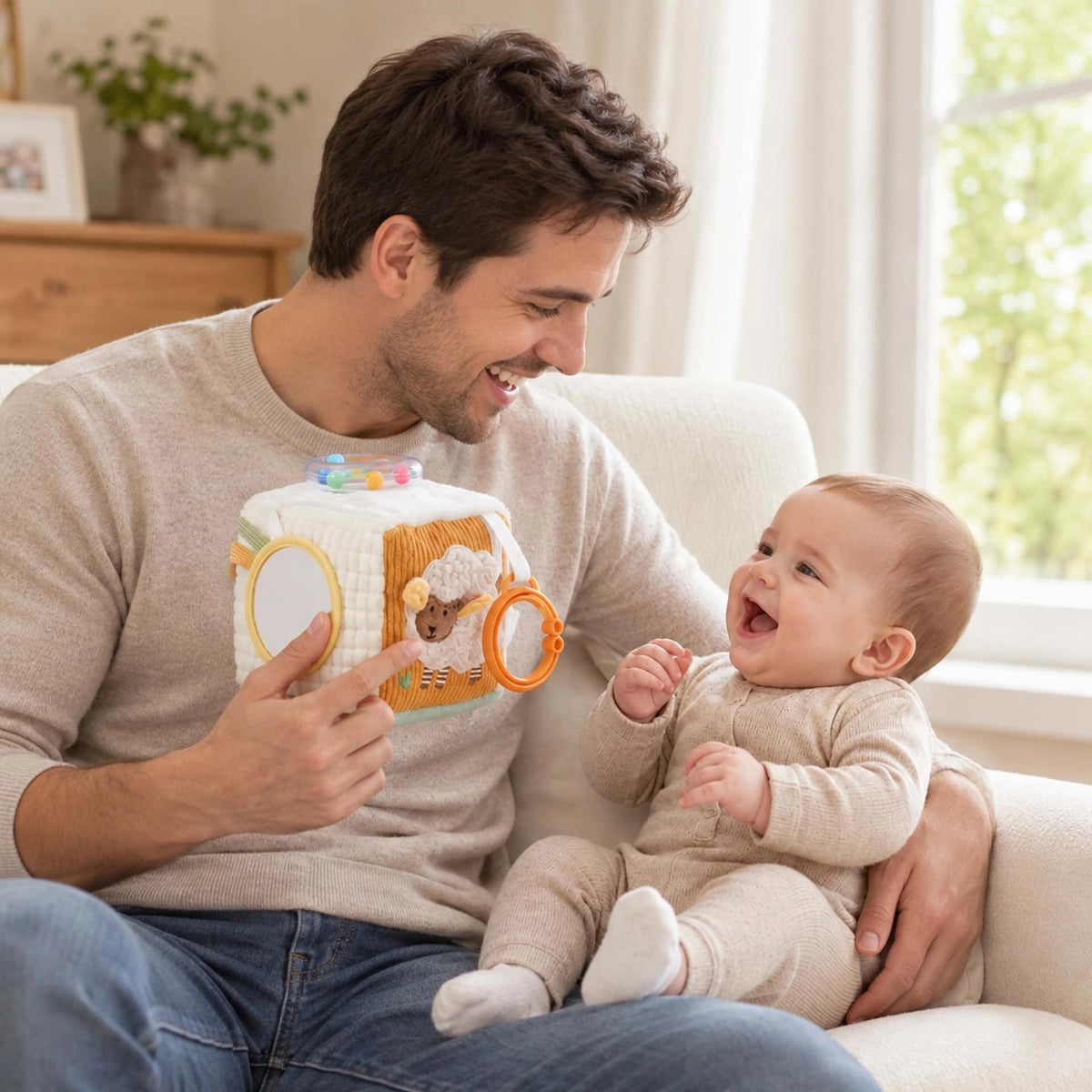 Cube d'activite bebe mouton en tissu avec jouet de dentition. 