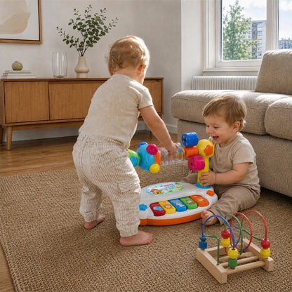 Deux bébés jouant au salon avec leur jouet piano bebe.