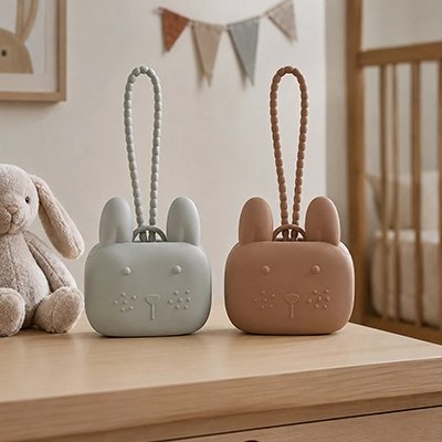 Deux Boites a tetine​ lapin déposée sur une commode.